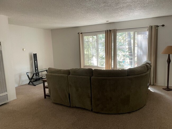 Building Photo - Upstairs Condo - 2 Bed, 1 Bath - Centrally...