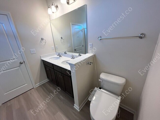 Building Photo - 136 Fernhill Dr NW