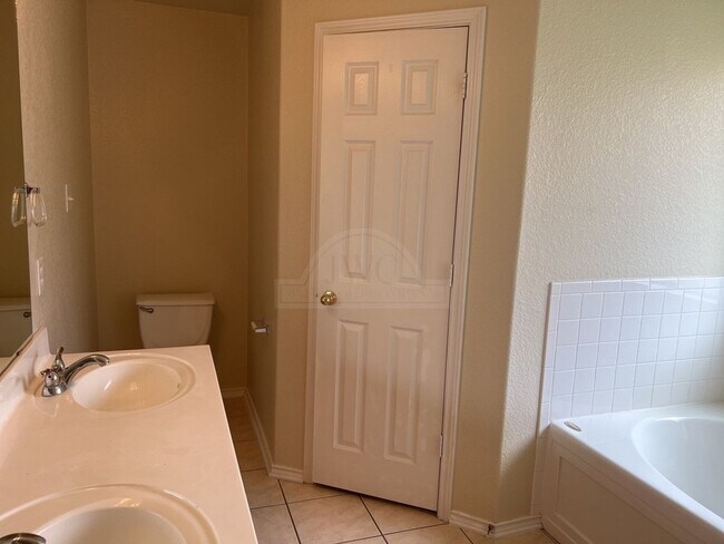 Building Photo - 5302 Jitterbug Ct