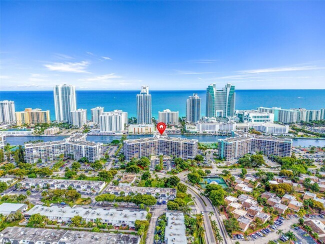 Building Photo - 600 Parkview Dr