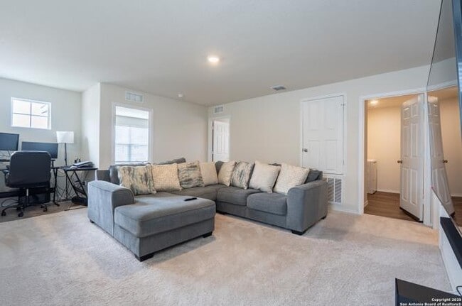 Building Photo - 5802 Rolling Gln