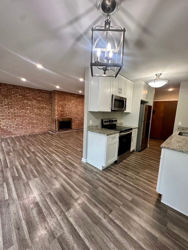 Building Photo - 5500 Hillcrest Ln
