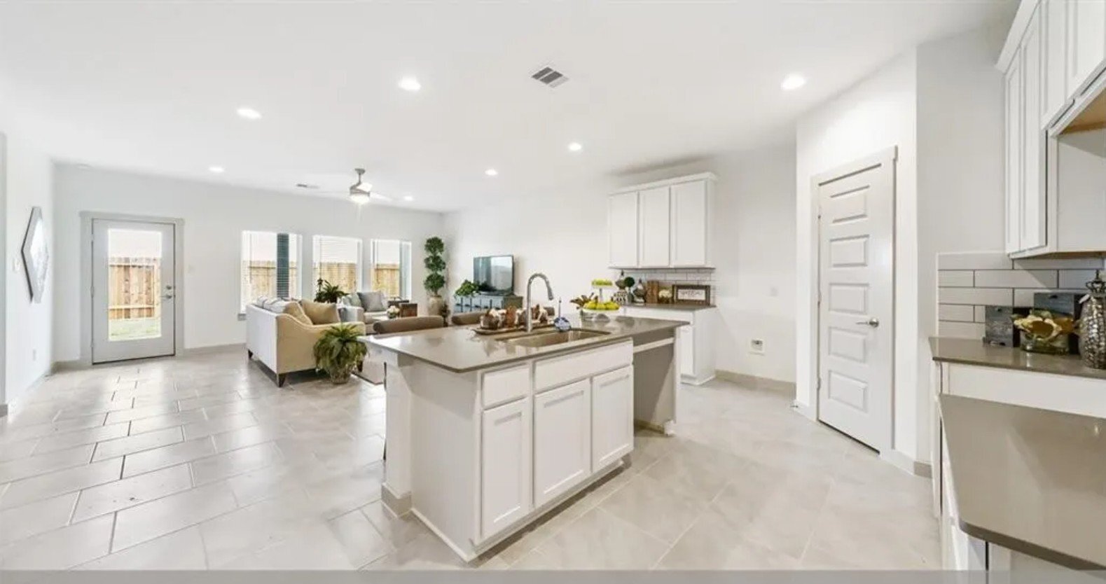 Building Photo - 8043 House bank Ln