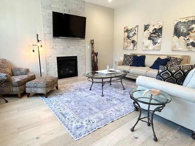 Building Photo - Luxury 55+ Executive Home- Fully Furnished