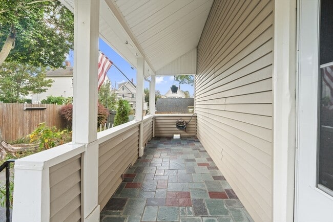 Building Photo - 48 Tapped St