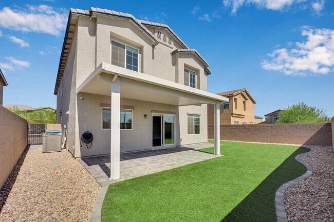 Building Photo - Gorgeous 5 Bedroom home!