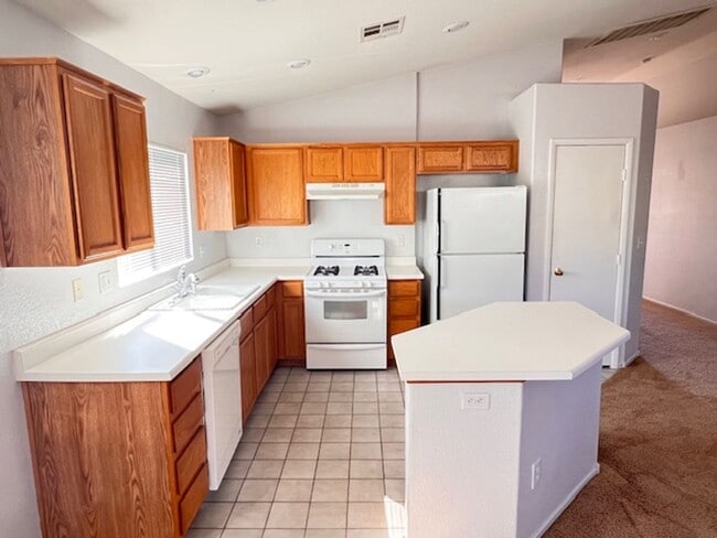 Building Photo - 3bed/2bath single story house with spaciou...