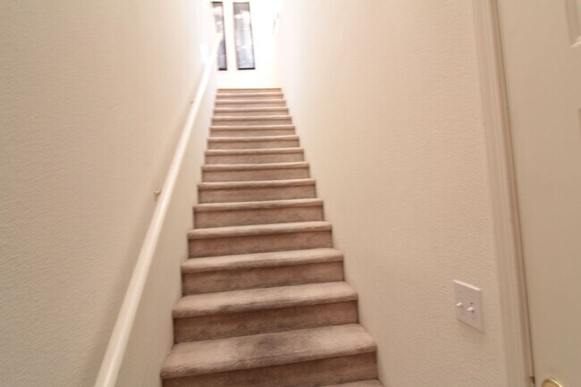 Building Photo - SHOWINGS AVAILABLE NOW