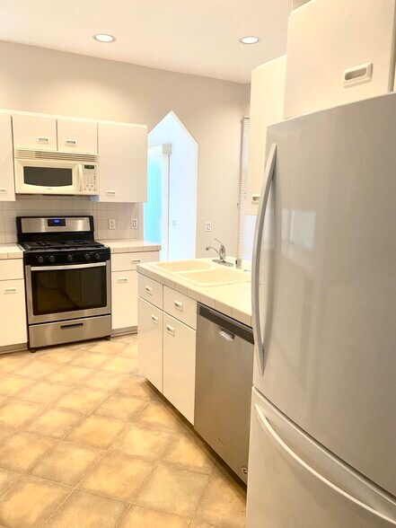 Building Photo - 7629 Draper Ave