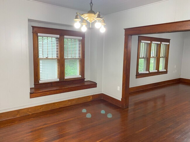 Building Photo - 324 S Benjamin St