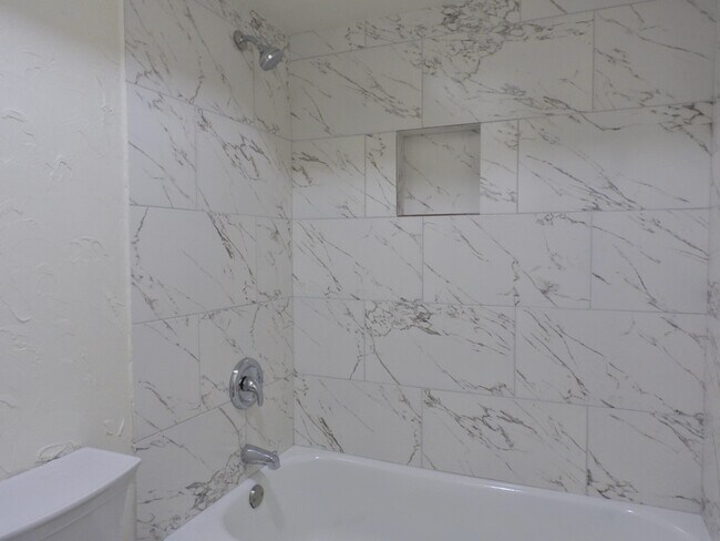 Building Photo - 408 E Coombs St