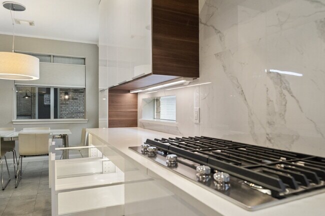 Building Photo - Executive Home with Sparkling Pool and Outdoor Entertainment Area