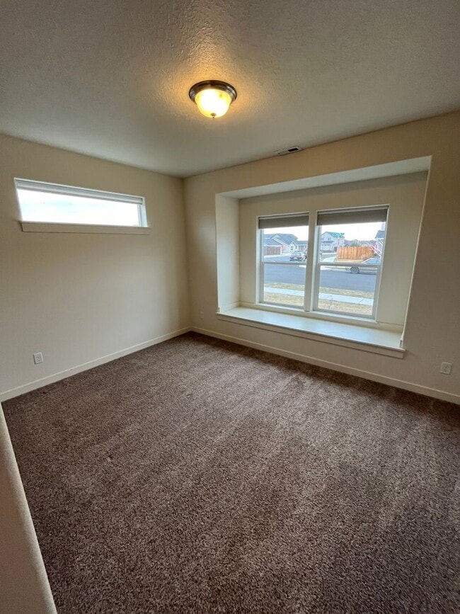 Building Photo - 3 Bedroom + Office in NW Redmond