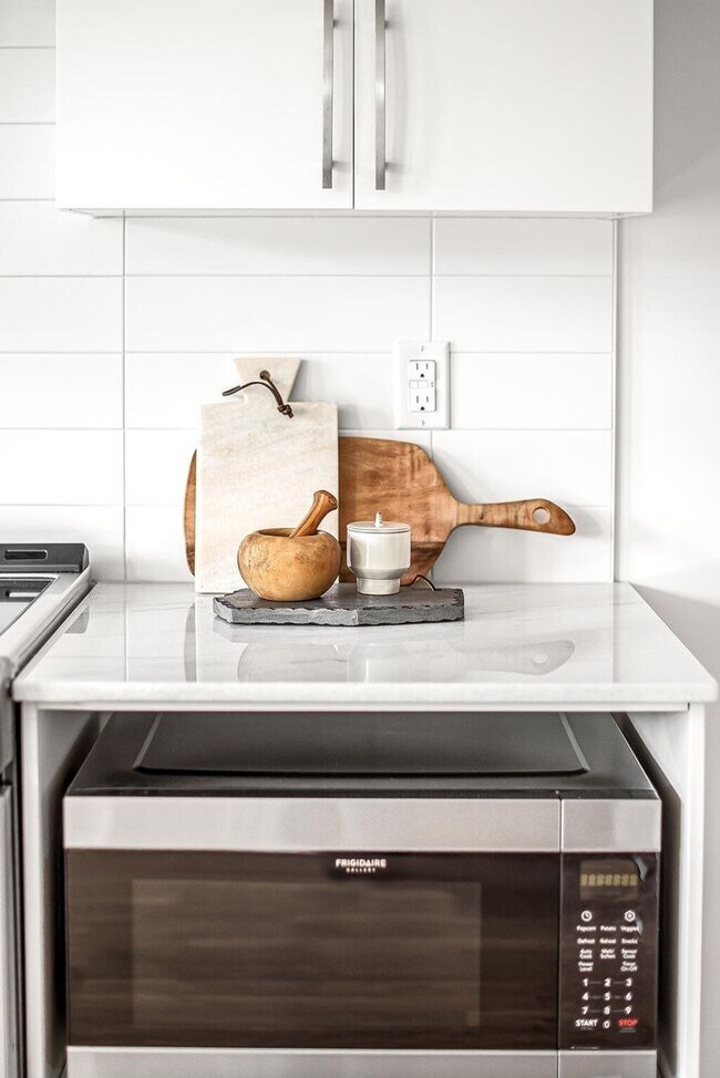 Building Photo - Stunning one bedroom unit in The Wedgewood section of town.