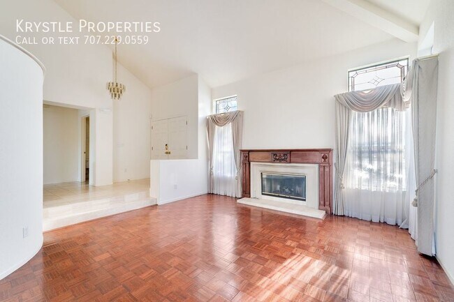 Building Photo - Luxurious Living in Gated Villa Del Mar Co...