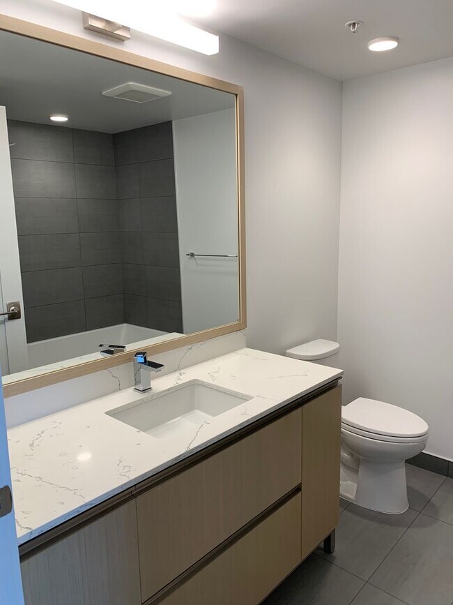 Building Photo - Luxurious 2 bed/ 2 bath unit conveniently ...