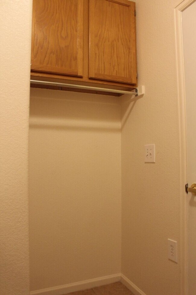 Building Photo - Deer Creek - 2nd Floor 2 bedroom/2 Bath Co...