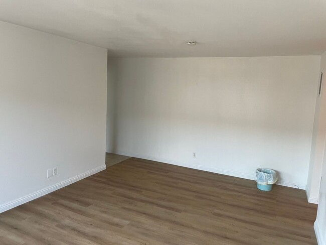 Building Photo - Newly Remodeled 2 BR Apartment in Baldwin ...