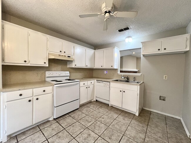 Building Photo - 5908 10th Dr