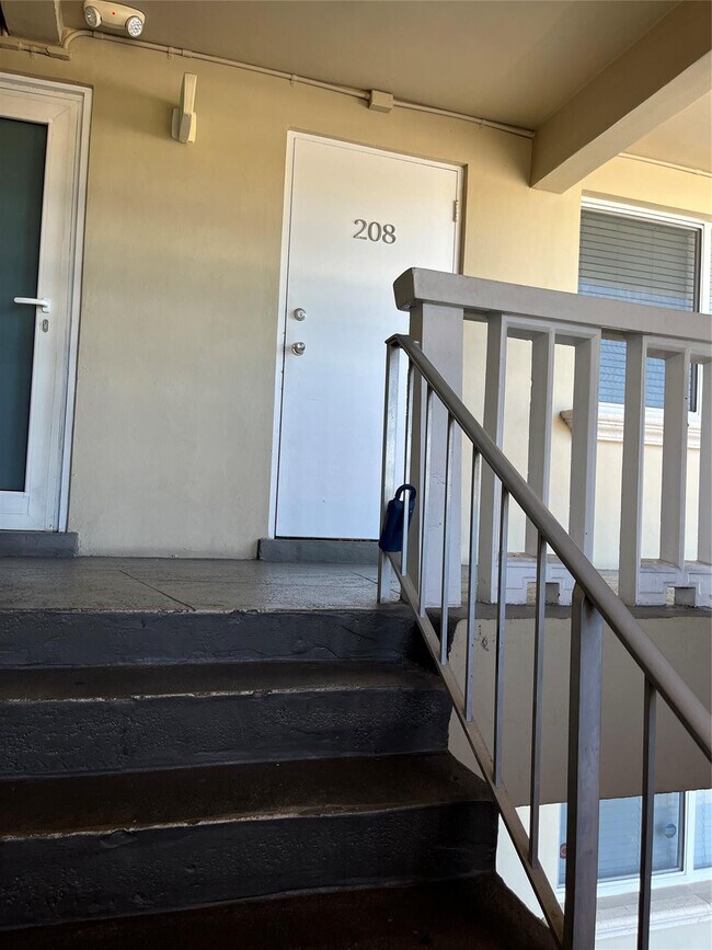 Building Photo - 2020 NE 56th St