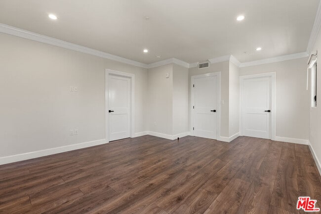 Building Photo - 1153 Beachwood Dr