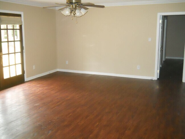 Building Photo - Cute home off Jerry Jones