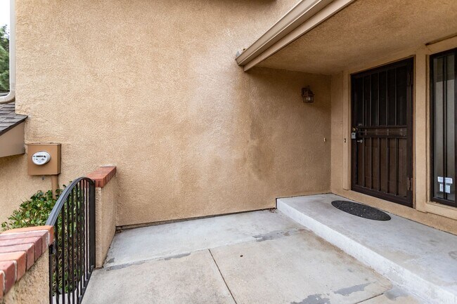 Building Photo - Spacious & Bright Broadmoor Townhome with Covered Deck!