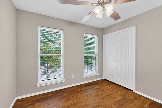 Building Photo - Stylish Upstairs Corner Unit Near Lake Ray Hubbard