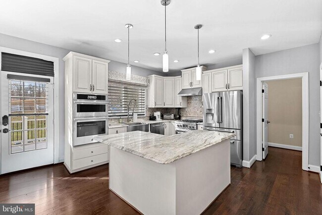 Building Photo - 8138 Rondelay Ln