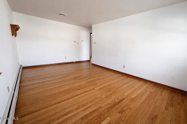 Building Photo - 113 Russell Rd