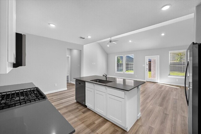 Building Photo - Spacious 5-Bedroom, 4-Bath Home with Washer, Dryer & Refrigerator