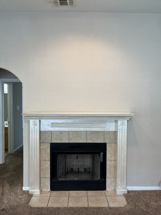 Building Photo - Available NOW  This home is centrally loca...