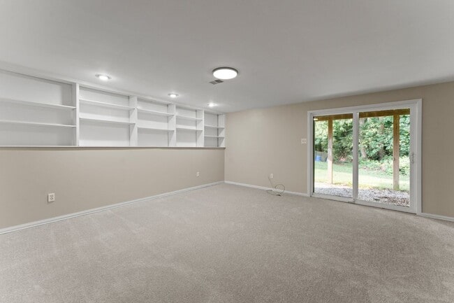 Building Photo - 8161 Sheffield Ct