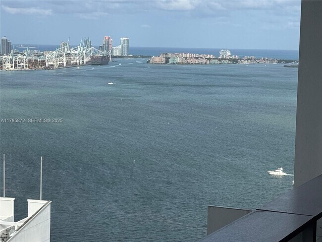 Building Photo - 1395 Brickell Ave