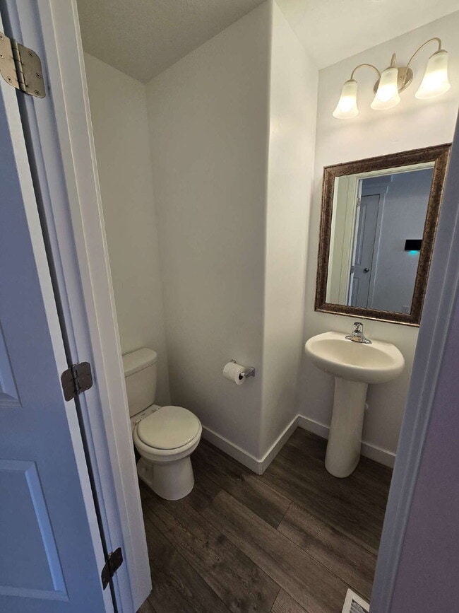 Building Photo - Adorable 4 bedroom Townhome for Rent in No...