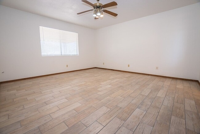Building Photo - Large Home in Quiet Area, 3 Bedroom, 2 Bat...