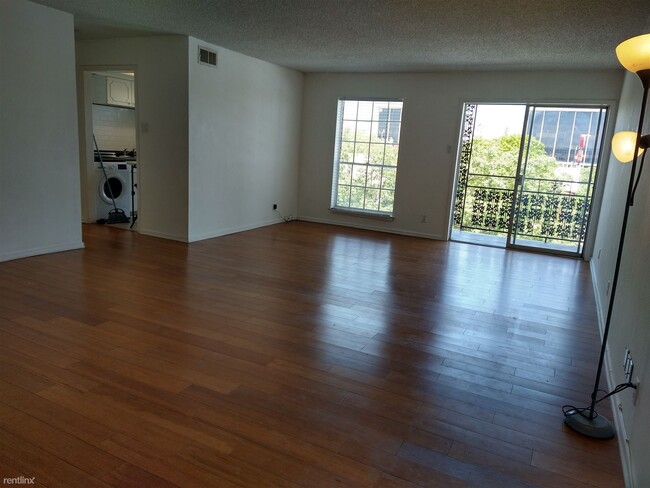 Building Photo - 2 br, 2 bath Condo - 8401 North New Braunf...