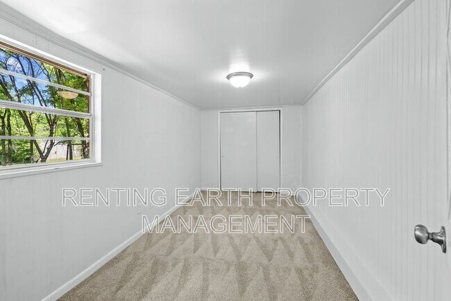 Building Photo - 108 E Ann Dr SW