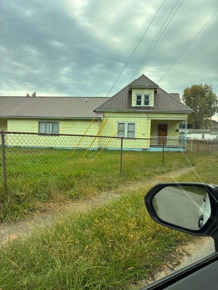 Building Photo - 552 Main St