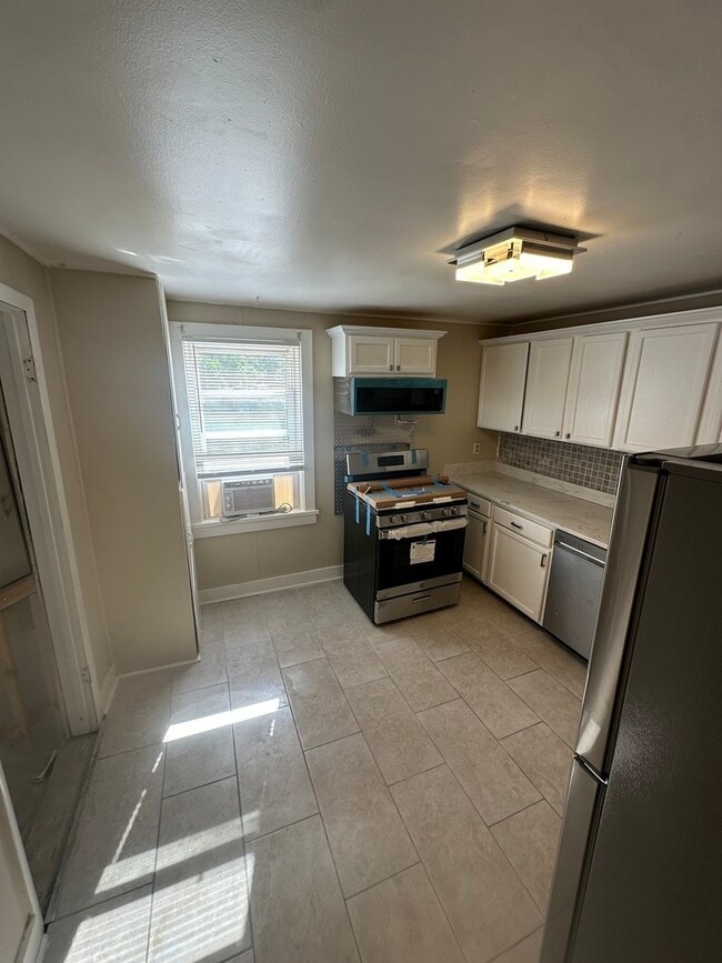 Building Photo - 554 W Station St