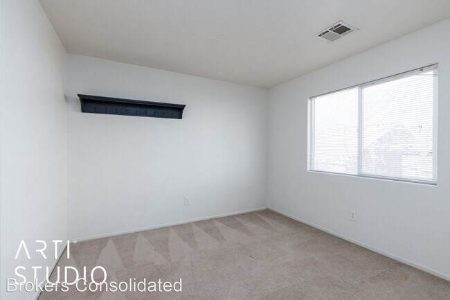 Building Photo - 3 br, 2.5 bath House - 925 Rivers Bend Dr.