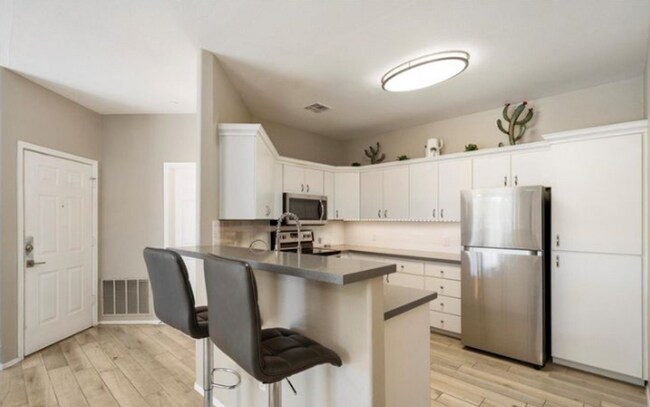 Building Photo - Move Right In! Two Bedrooms - North Scottsdale