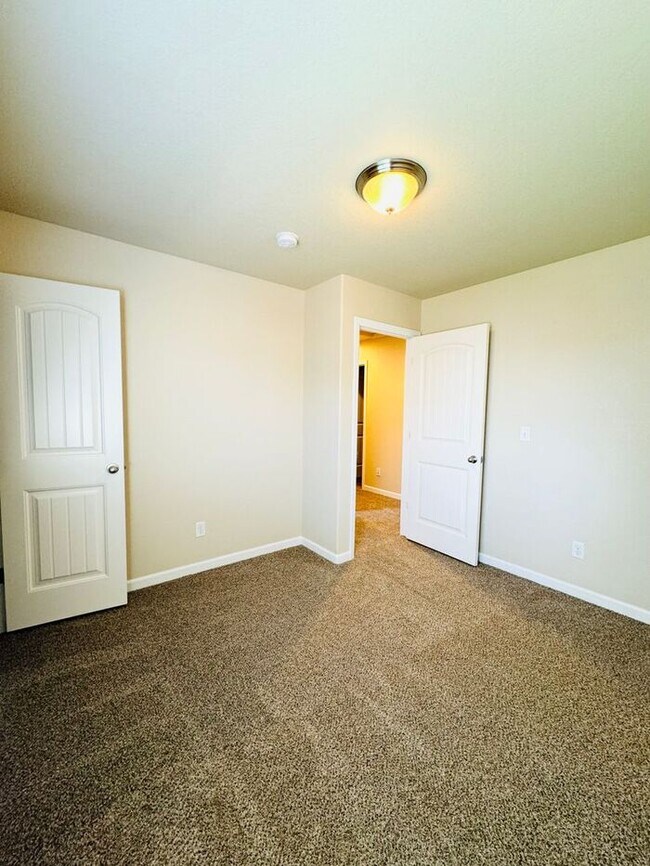 Building Photo - Spacious 3 Bedroom 2 Bath Ranch Style Home