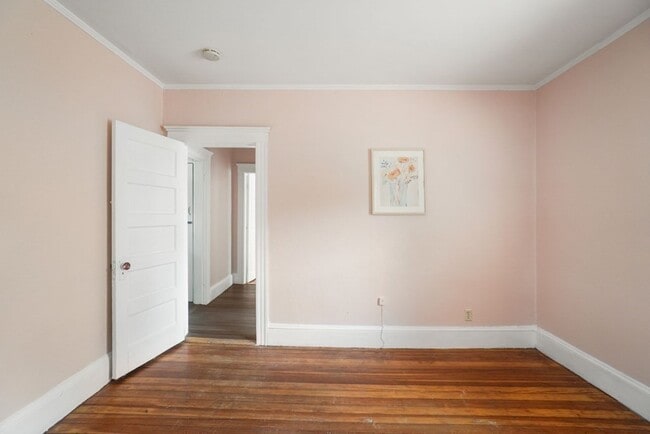 Building Photo - 318 Concord St