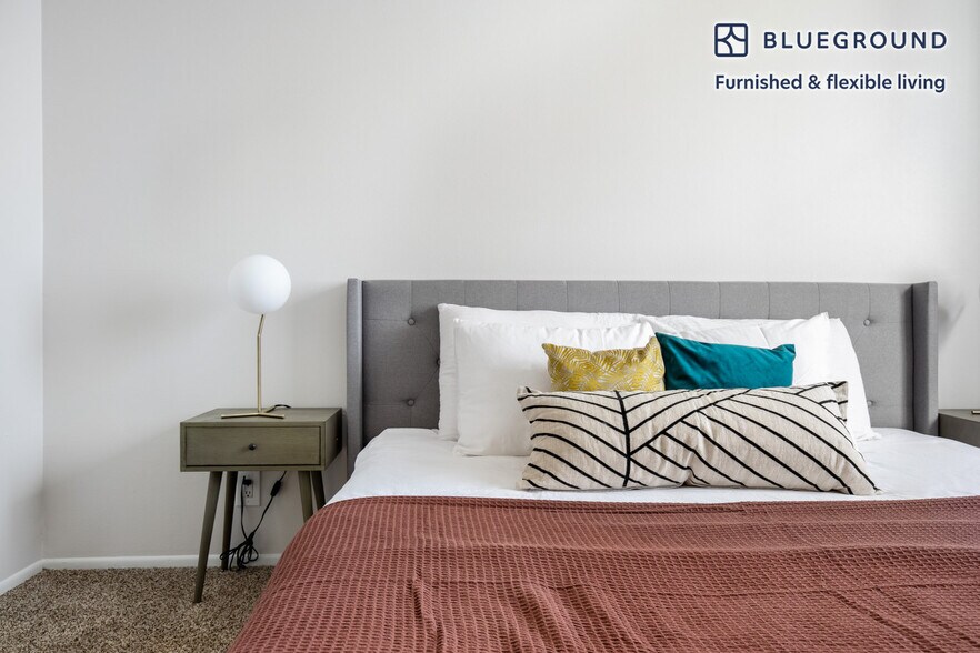 Building Photo - 467 S Arnaz Dr