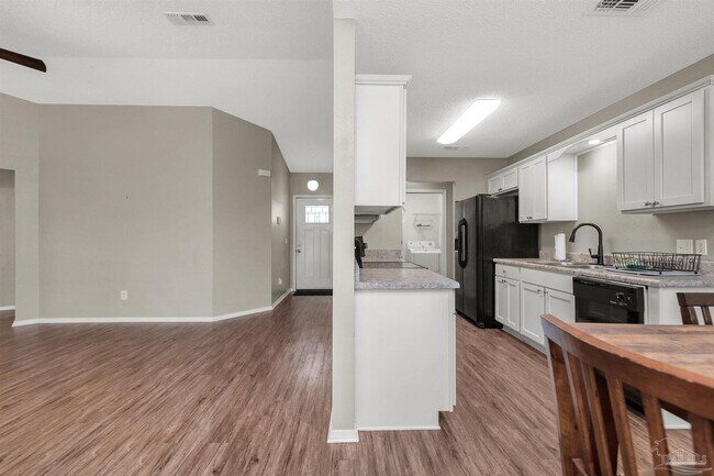 Building Photo - 5499 Chantilly Cir