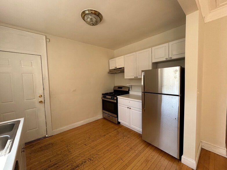 Building Photo - 910 Green Bay Rd