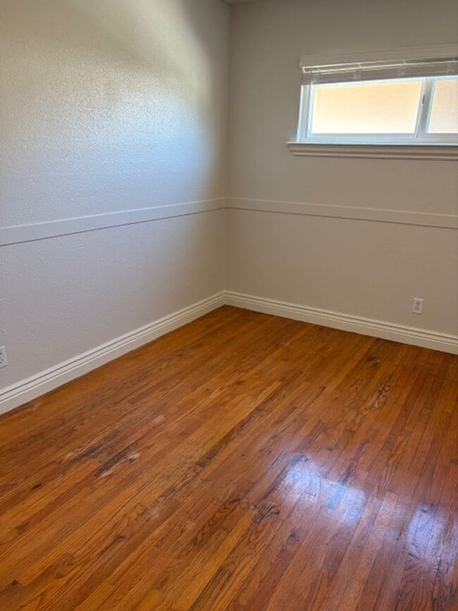 Building Photo - Beautiful 3 Bedroom, 1 Bathroom house