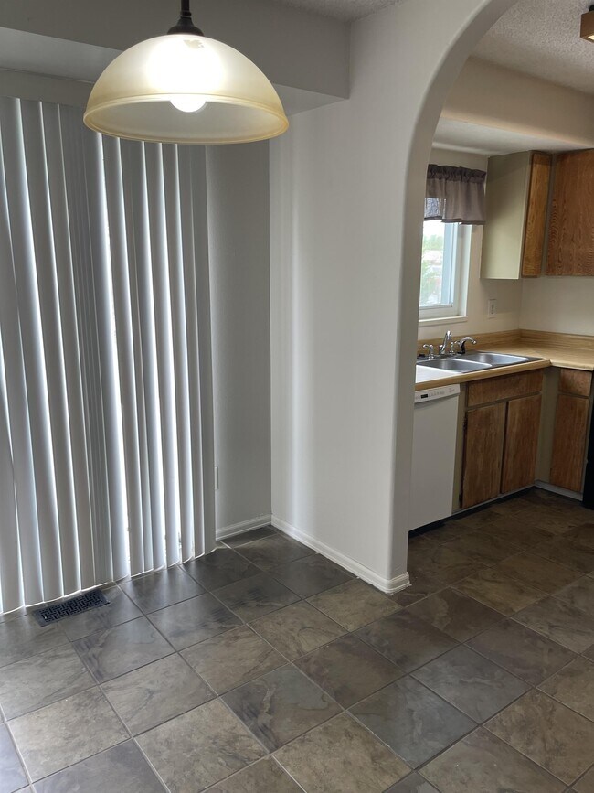 Building Photo - 488 Anjou Dr