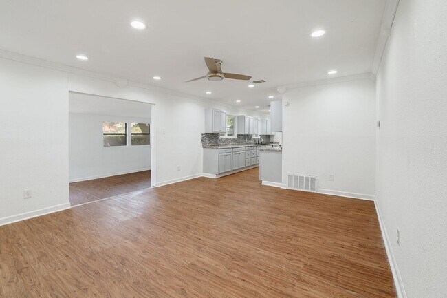 Building Photo - Spacious 3/2 home in South Austin